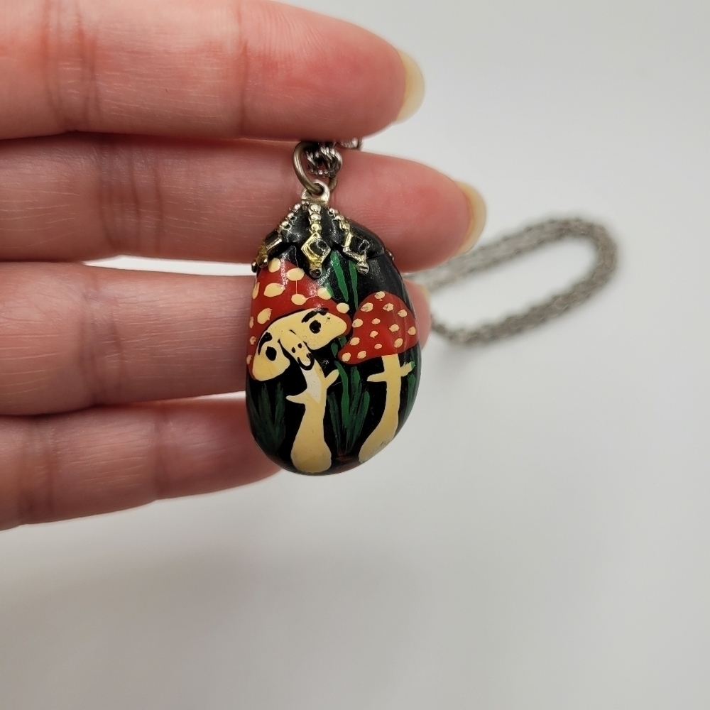 Hand-Painted vintage Mushroom Pendant Necklace - Picture 5 of 8